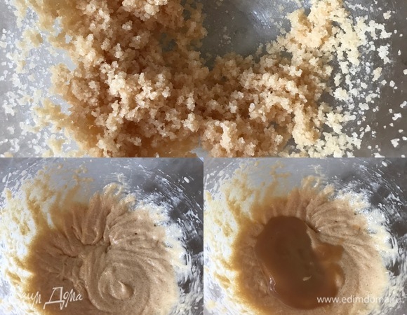 В миску насыпать оба вида сахара, ванильный сахар, добавить масло комнатной температуры и взбить венчиком. Потом добавить яйцо и еще раз хорошо взбить. Затем добавить пюре, еще раз взбить.