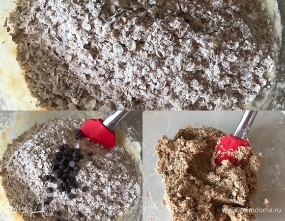 В другой миске смешать муку, овсяные хлопья, соль, корицу, соду, шоколадные капли и разрыхлитель. Добавить сухие ингредиенты во взбитую массу и хорошо перемешать ложкой или спатулой. Отправить миску с тестом в холодильник на 10–15 минут.