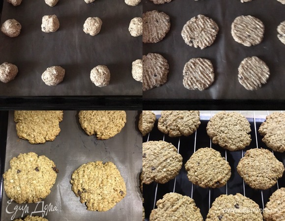 Духовку нагреть до 180°C. Противень застелить бумагой для выпечки. Руками скатать из теста небольшие колобки и переложить на противень. Тесто липнет к рукам, поэтому рекомендую делать это в перчатках, так нам не придется посыпать руки мукой. Затем вилкой слегка приплюснуть печенье и отправить в духовку.