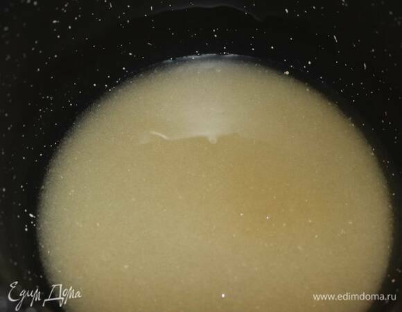 Для гляссажа замочите желатин в холодной воде. Доведите сахар с водой до кипения (103°C).