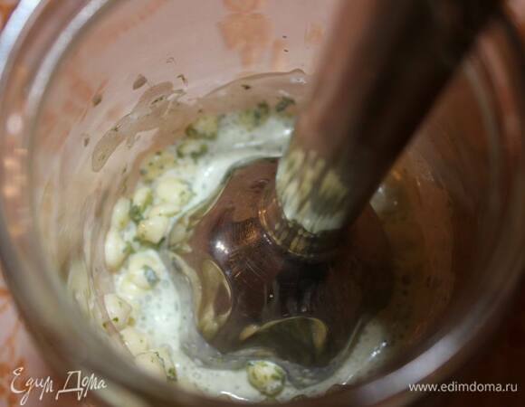 В глубокой посуде смешайте сливки, шоколад и чай матча. Я пользуюсь пол-литровой банкой.