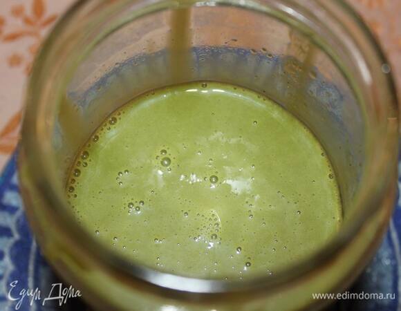 Отожмите желатин и добавьте к шоколаду. Влейте сахарный сироп и перемешайте до однородного состояния погружным блендером. Не поднимайте чашу блендера, чтобы в гляссаж не попали пузырьки. Дайте остыть до температуры 35°C (это примерно час времени).