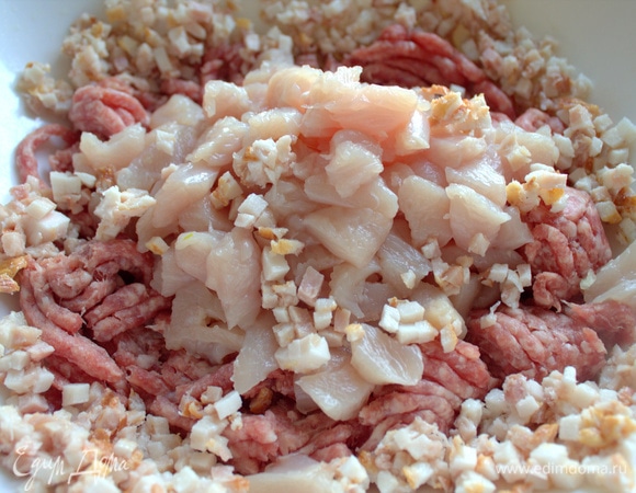 Бекон или шпик мелко нарезать, филе — крупнее, фарш размять.