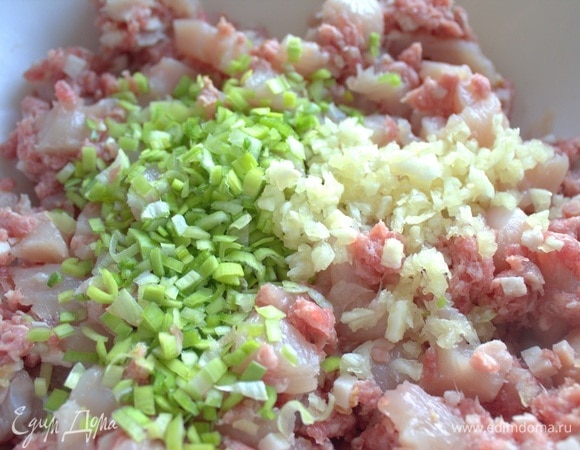 Добавить по желанию лук и чеснок.