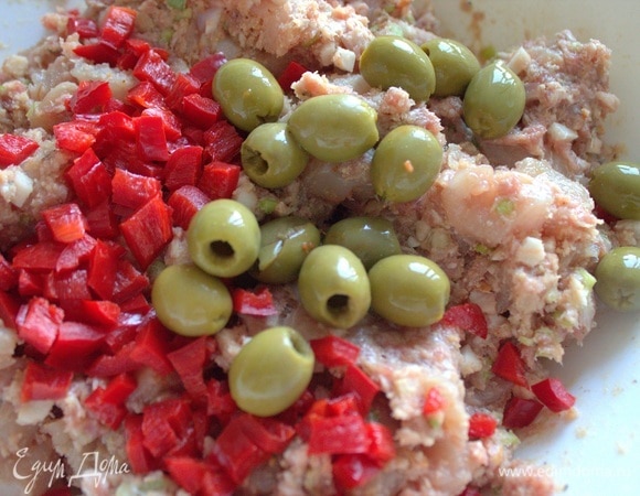 Я захотела также добавить перец кусочками и оливки.