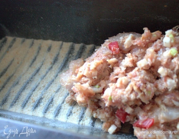 Дно формы смазать и посыпать сухарями.