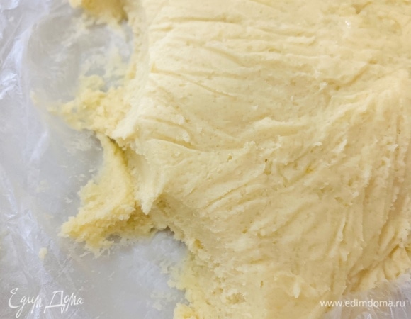 Сформировать из теста шар, завернуть пищевой пленкой и отправить на 1 час в холодильник.