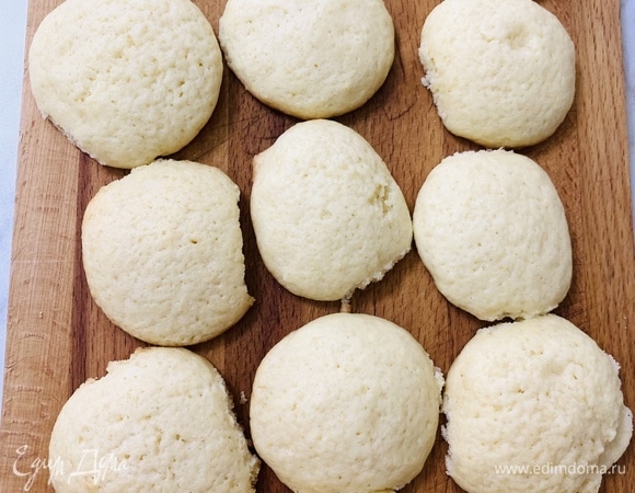 Выпекать в разогретой до 180–190°C духовке в течение 10 минут. Печенье должно остаться молочного цвета.