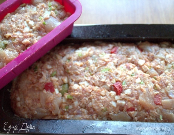 Утрамбовать плотно, но не до краев, постучать об стол. У меня вышла еще мини-формочка.