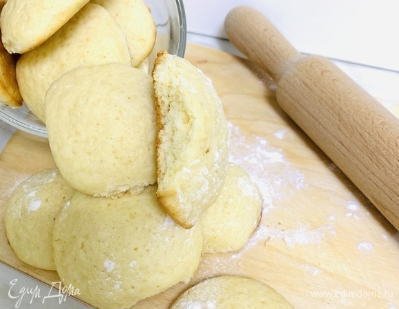Готовое остывшее печенье посыпать сахарной пудрой. Приятного аппетита!