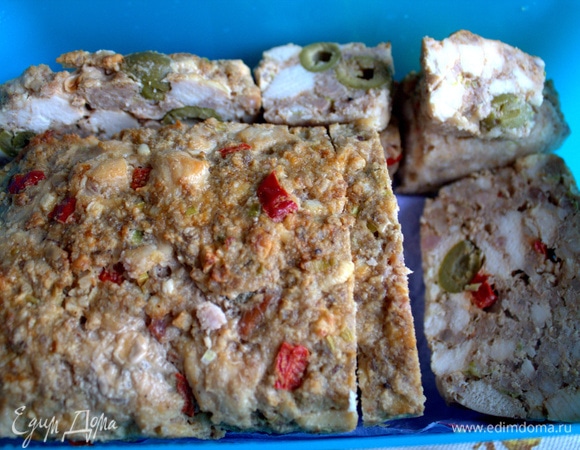 Нарезать широкими ломтиками. Сложить для хранения в коробку с крышкой.