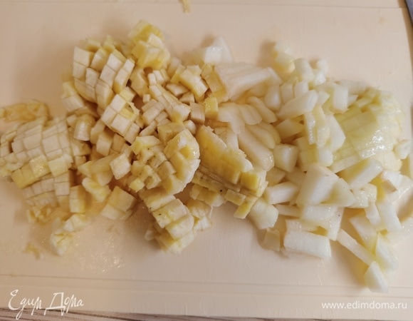 Банан размять вилкой или нарезать кусочками. Грушу очистить от кожуры и семян и тоже нарезать кубиками. Если детки маленькие, потрите на терке. Смешать в миске кашу, творог, фрукты, яйца, сахар и мягкое сливочное масло. Перемешать до однородного состояния.