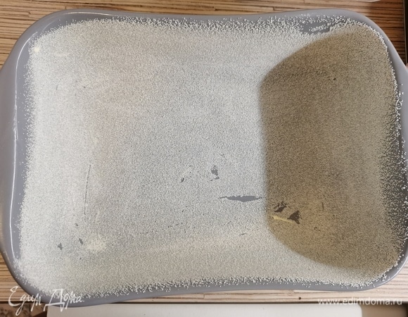 Форму для запекания смазать сливочным маслом и посыпать манной крупой.