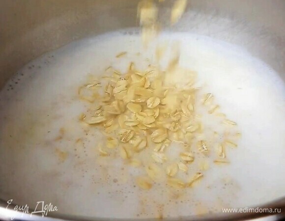 Наливаем в кастрюлю воду и молоко. Ставим на огонь, доводим до кипения. Всыпаем овсяные хлопья (у меня были хлопья, которые нужно варить 15 минут). Варим на медленном огне с закрытой крышкой до готовности. Затем даем настояться еще минут 5.