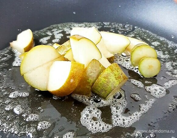 Плотную грушу нарезаем крупными кусочками. В сковороду кладем сливочное масло и кусочки груши. Готовим на сильном огне минуты 3.
