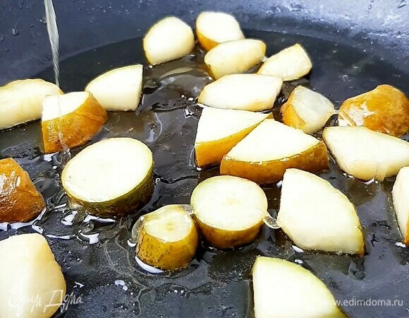 Убираем с плиты, добавляем к груше мед, размешиваем.