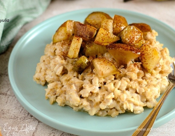 На тарелку выкладываем овсяную кашу, сверху — грушу. Посыпаем щепоткой корицы. Приятного аппетита!