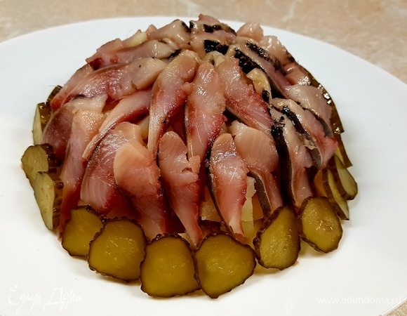 Огурец нарезать кружочками и уложить снизу по кругу.