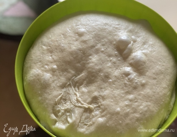 Совершить однократное складывание теста (методом Stretch and fold — «растянуть-сложить»), формируя шар. Повторить процедуру еще два раза с шагом в 30 минут, то есть тесто должно побродить при комнатной температуре 1 час. После последнего сложения накрыть миску крышкой (или пленкой) и убрать в холодильник минимум до следующего дня. То есть через 12 часов тесто будет готово.