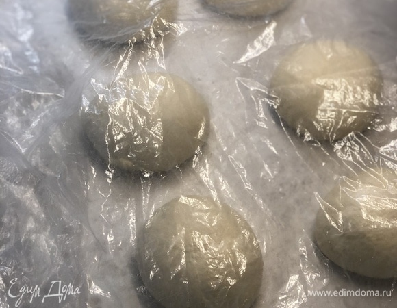 Это тесто может храниться в холодильнике до трех дней, так что его можно разделить на части и готовить с ним свежую выпечку каждый день. На следующий день за 1 час до выпечки достать тесто из холодильника, разделить на шесть равных частей, каждую часть округлить и оставить под пленкой на 1 час. Одновременно с этим начать греть духовку до максимальной температуры, через час духовка должна быть раскалена!