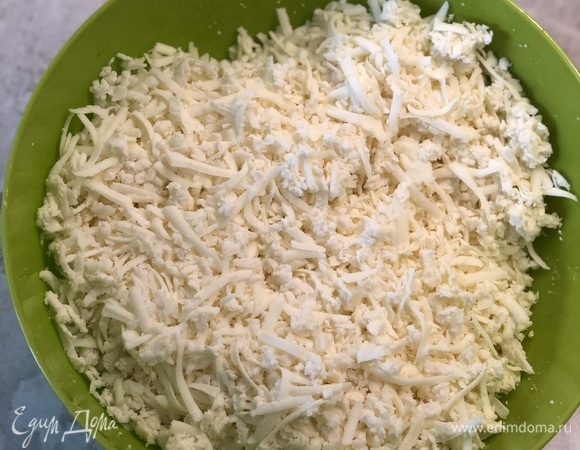 Приготовить сырную начинку. Для этого на крупной терке натереть сулугуни и адыгейский сыр, смешать. Яйца разделить на белки и желтки, желтки пойдут в центр хачапури, они должны быть целыми. На один хачапури — минимум один желток, но с двумя будет еще вкуснее.