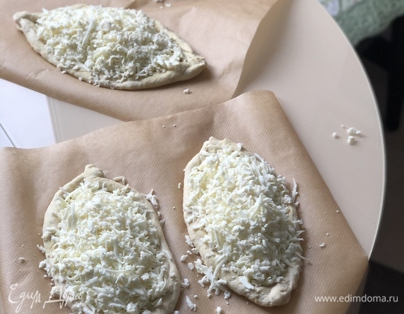 В центр лодочки выложить сырную начинку с горкой и распределить. Напомню, что вес сырной начинки должен равняться весу тестовой заготовки, то есть если ваша лодочка из теста весит 250 г, то и сырной начинки понадобится 250 г.
