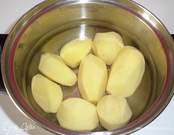 Подготовим продукты. Очищаем картофель. Выкладываем его в кастрюлю, добавляем воду и 1 ч. л. соли. Варим до готовности.