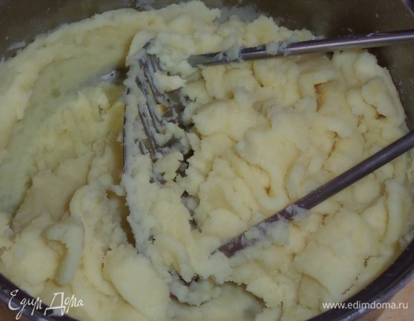 Затем воду сливаем. В кастрюлю добавляем сливочное масло и 100 мл теплого молока. Делаем картофельное пюре.