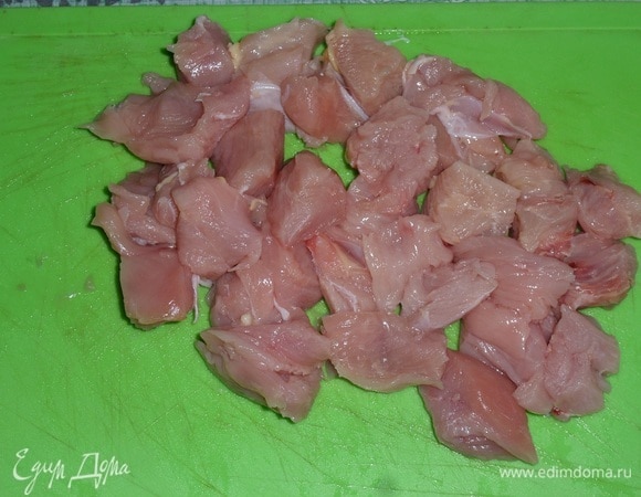 Куриное филе нарезаем на кубики. Измельчаем лук.