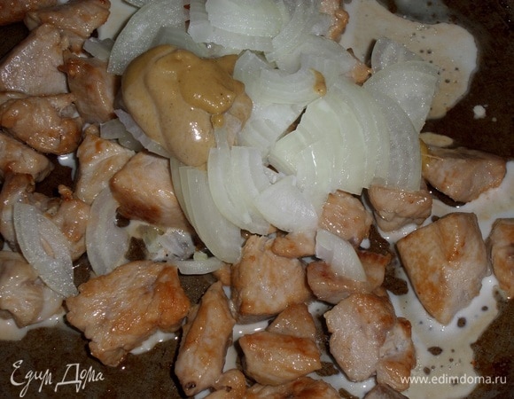 Обжариваем 8–10 минут. К обжаренному куриному филе добавляем лук, горчицу, соль и оставшееся молоко. Перемешиваем.