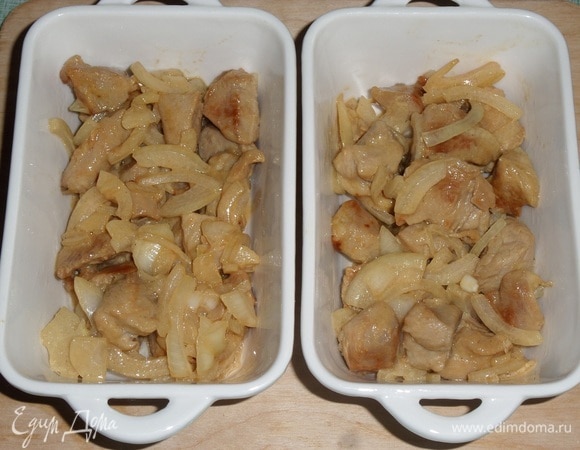 Выкладываем куриное мясо в соусе в формы для запекания.