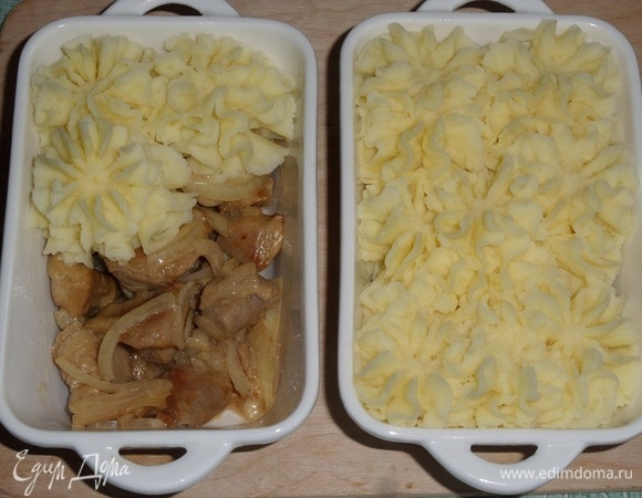 Поверх мяса выкладываем картофельное пюре. Можно использовать кондитерский мешок с насадкой.