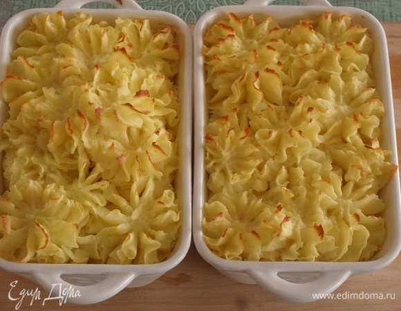 Помещаем формы в разогретую духовку и запекаем 25–30 минут при 180°C. Затем формы с запеканкой достаем из духовки.