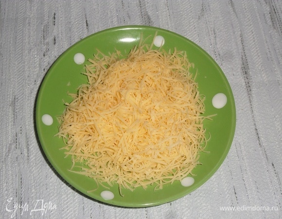 Сыр натираем на терке.
