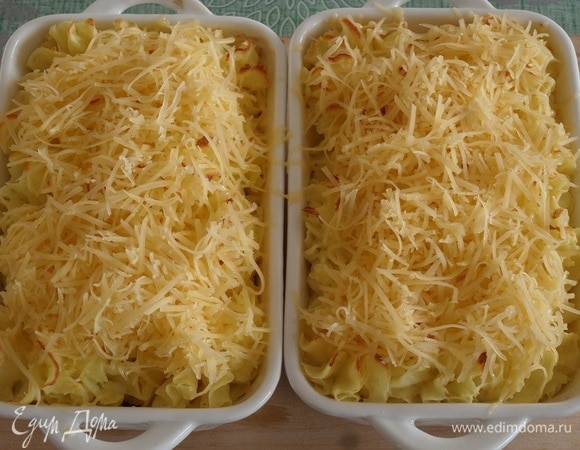 Посыпаем запеканку натертым сыром и возвращаем в духовку. Запекаем еще 10 минут.