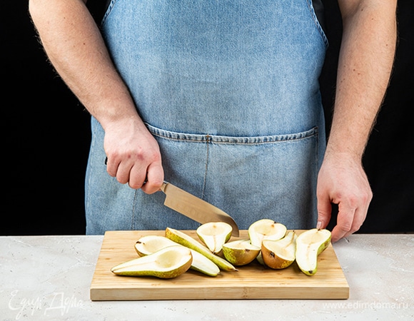 Груши помойте, обсушите, разрежьте пополам. С помощью ложки извлеките сердцевину.