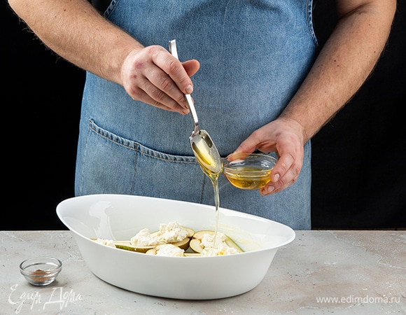 Выложите груши в форму Luminarc Smart Cuisine. Заполните половинки груш сыром. . Полейте фрукты медом, посыпьте корицей. Запекайте в духовке при 200°C около 15 минут.