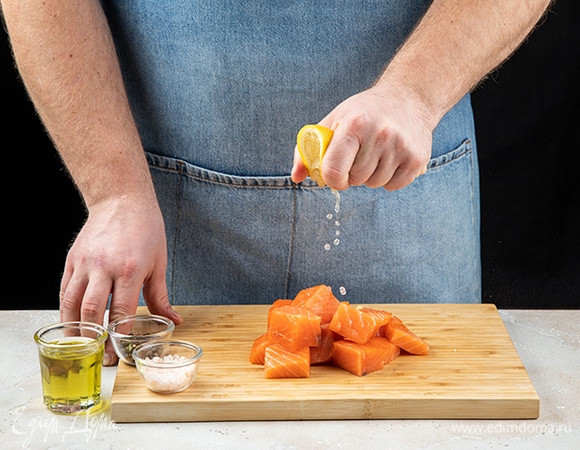 Стейки лосося промойте и обсушите бумажным полотенцем, нарежьте на средние кусочки. Посолите, поперчите, сбрызните оливковым маслом и лимонным соком.