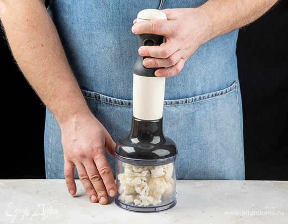 Приготовьте «рис». Цветную капусту разделите на соцветия и измельчите блендером до состояния крупной крошки размером с рисовое зерно.