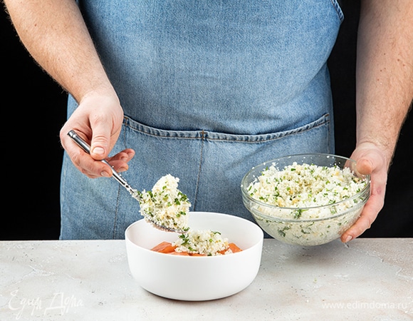 Выложите в нее лосося и смесь с цветной капустой. Запекайте в духовке, разогретой до 180°C около 15 минут.