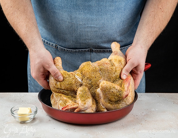 Растопите в сковороде сливочное масло. Поместите в масло цыпленка. Обжарьте до золотистого цвета с каждой стороны.