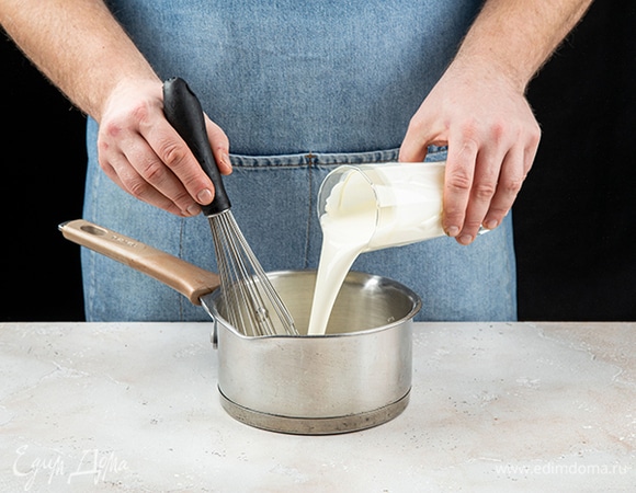 Влейте сливки, перемешайте, чтобы не было комочков.
