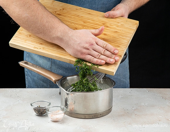 Добавьте рубленые чеснок, укроп. Посолите, поперчите. Доведите до кипения, помешивая. Когда соус загустеет, снимите с огня.