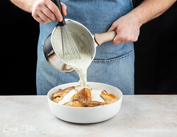 Выложите в форму цыпленка. Залейте соусом. Запекайте в духовке при 190°C около часа.