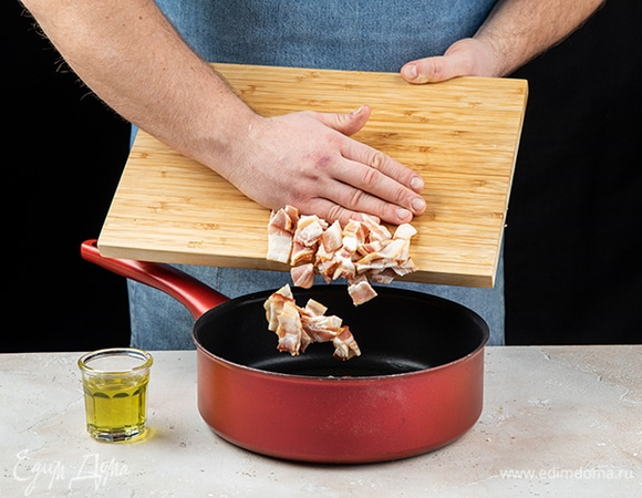 Нарежьте мелко бекон. На сковороде разогрейте оливковое масло и обжарьте бекон до румяной корочки. 