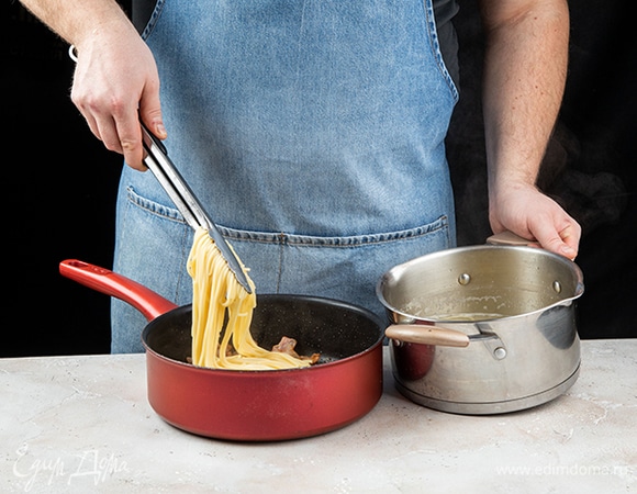 В сковороду с беконом добавьте спагетти.