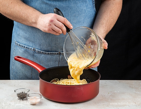 Добавьте соус, соль, перец, все хорошо перемешайте. Если соус получится слишком густым, добавьте немного воды, в которой варились макароны, и снова перемешайте.