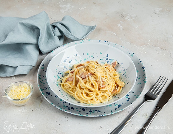 Подавайте пасту карбонара в тарелке Luminarc.
