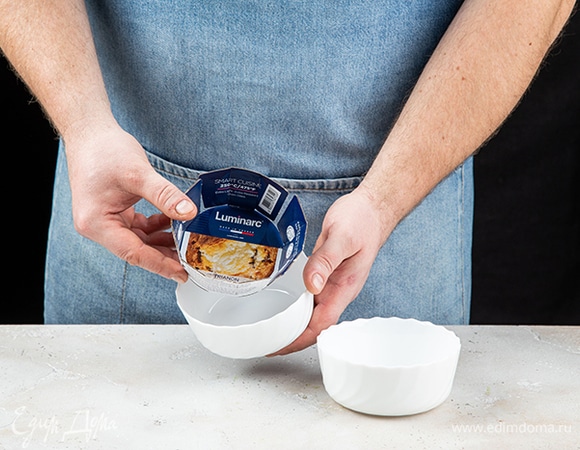 Приготовьте две формочки для запекания Luminarc Smart Cuisine.
