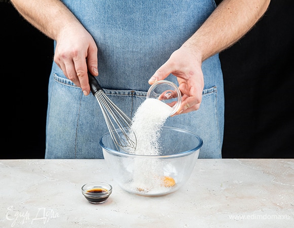 Яйца разделите на белки и желтки, желтки соедините с сахаром. Добавьте к желткам ванильный экстракт.